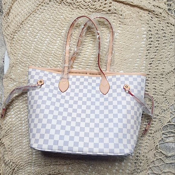 Handbags - NEW!! WHITE & GRAY Checkered TOTE WITH MATCHING POUCH 👝